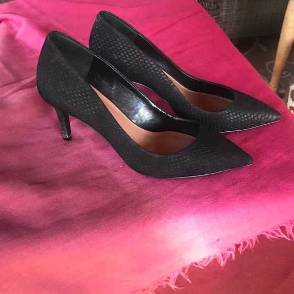 Vince Camuto Black suede snake pump. Size 8 1/2 - Picture 6 of 8